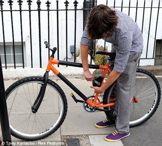 Bicycle with a Surprise (4 pics)