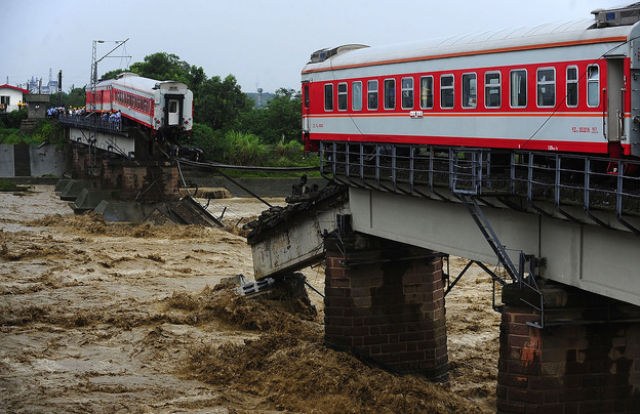 China Train Plunged into River (8 pics)