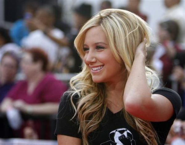 Celebrity Facebook Fans (40 pics)