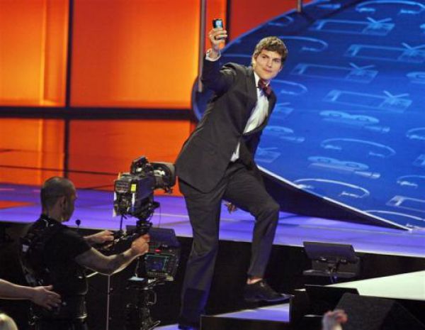 Celebrity Facebook Fans (40 pics)