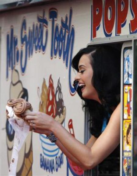 Celebrity Facebook Fans (40 pics)