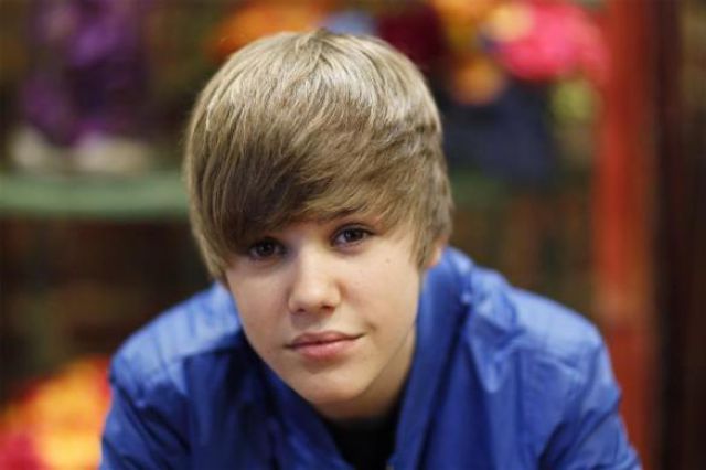 Celebrity Facebook Fans (40 pics)