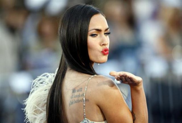 Celebrity Facebook Fans (40 pics)