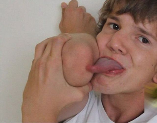 A Gene Simmons Copycat (6 pics)