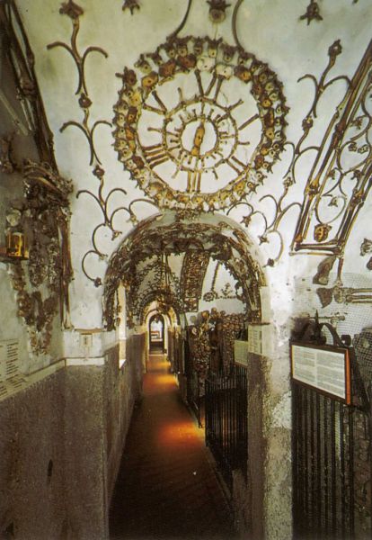 http://izismile.com/img/img3/20101014/640/human_bones_decorating_1quC0_640_04.jpg