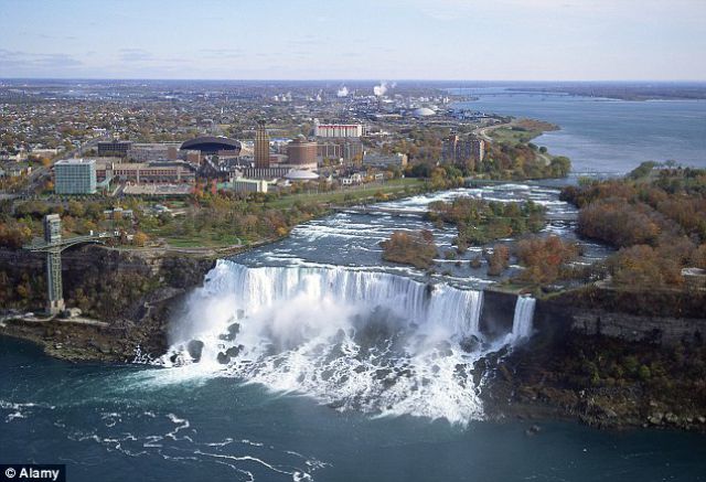 A Completely Dry Niagara Falls