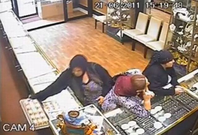 Jewelry Thieves Caught on Camera