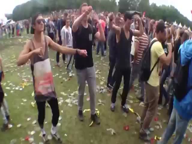 When Dutch Ravers Dance to 'Yakety Sax'  (VIDEO)