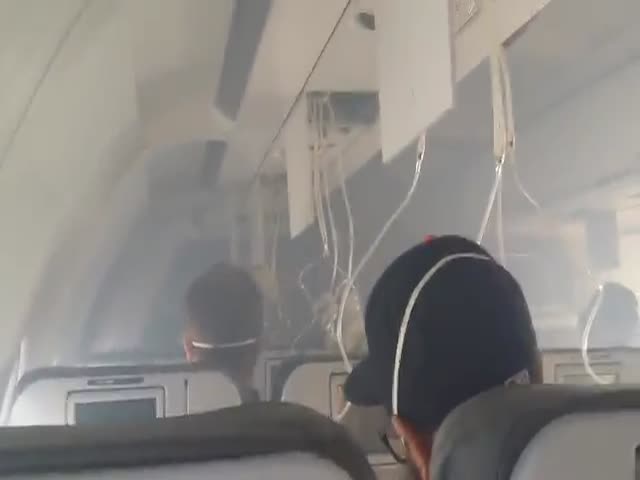 A Thing of Nightmares: Plane's Right Engine Stops, Smoke Fills Up the Cabin  (VIDEO)