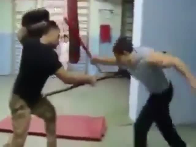 Guys Recreate '300' Fight Scene in the Gym 