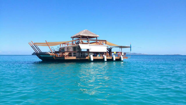 A Stunning Floating Bar That Is a Must-Visit Venue in Fiji A Stunning Floating Bar That Is a Must-Visit Venue in Fiji