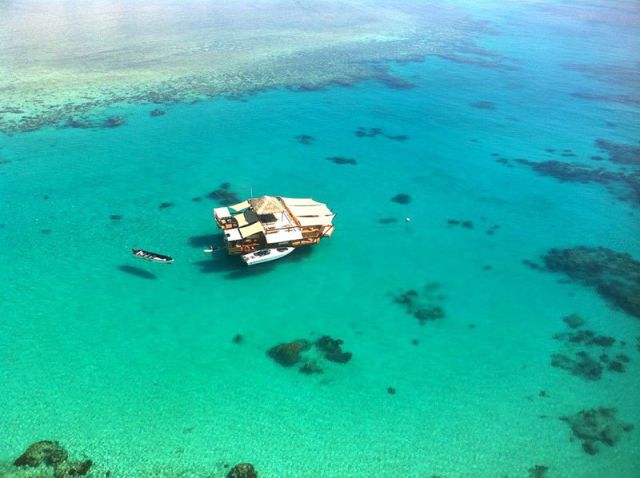 A Stunning Floating Bar That Is a Must-Visit Venue in Fiji A Stunning Floating Bar That Is a Must-Visit Venue in Fiji