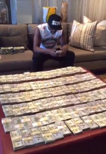 Floyd Mayweather Shows Off His $100 Million Paycheck to the World