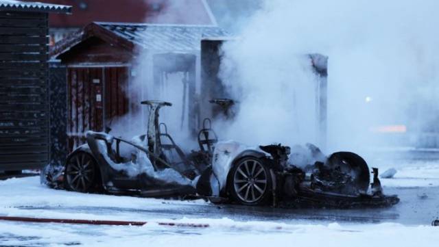 Tesla Model S Spontaneously Combusts at a Charging Station in Norway