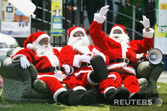 Santas took over the whole world (57 photos)