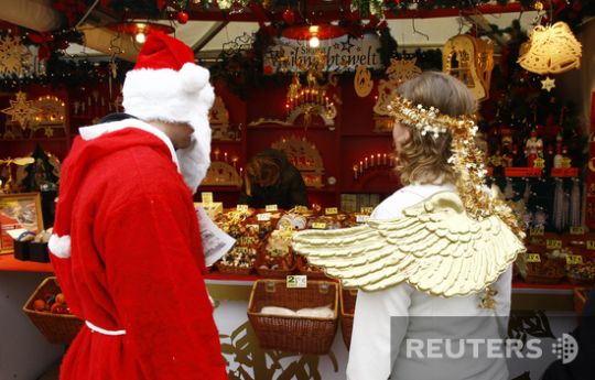 Santas took over the whole world (57 photos)