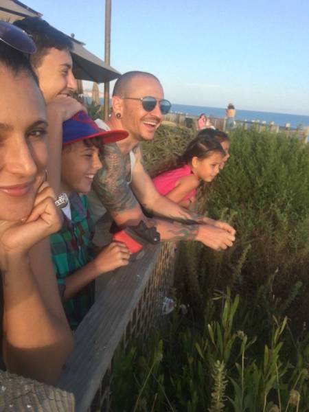 Chester Bennington’s Wife Has Shown The World How His Depression Looked Like 36 Hours Before His Suicide