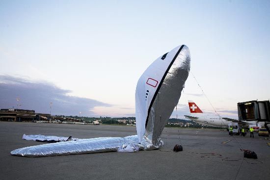 An inflatable plane (42 photos)