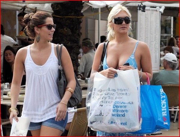 Brooke Hogan with her friends when shopping (5 photos)