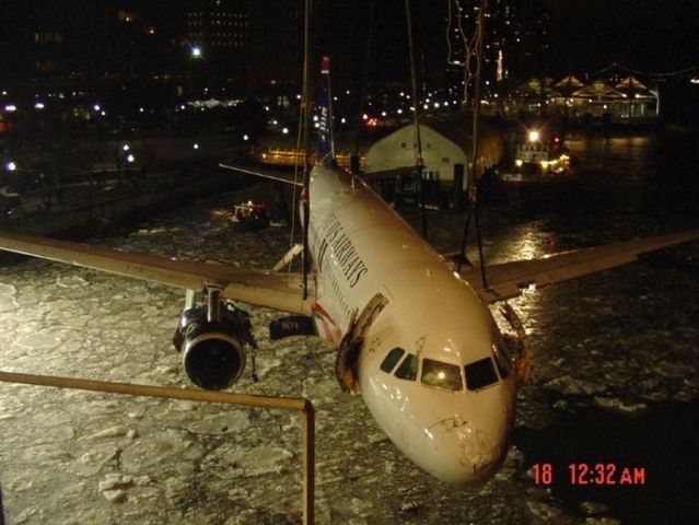 How they called up a plane from Hudson River (21 photos)