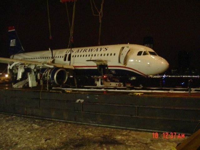 How they called up a plane from Hudson River (21 photos)