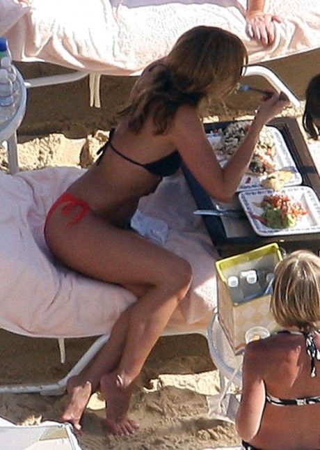 Jennifer Aniston still sunbathes on the beach (8 photos)