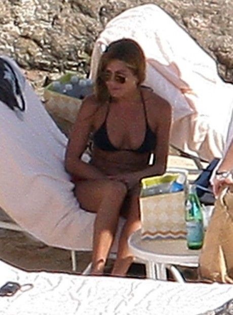 Jennifer Aniston still sunbathes on the beach (8 photos)