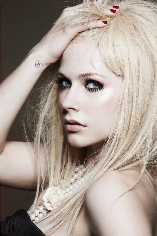 Avril Lavigne in an interesting photoshot (6 photos)