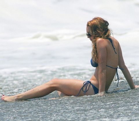 Lindsay Lohan in bikini on the beach (17 photos)