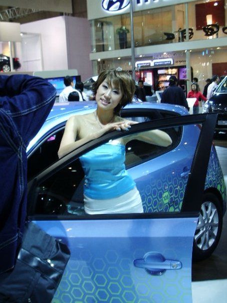 Girls from Korean auto shows (16 photos)