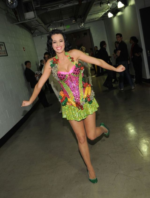 Katy Perry performing fruitfully (12 photos)