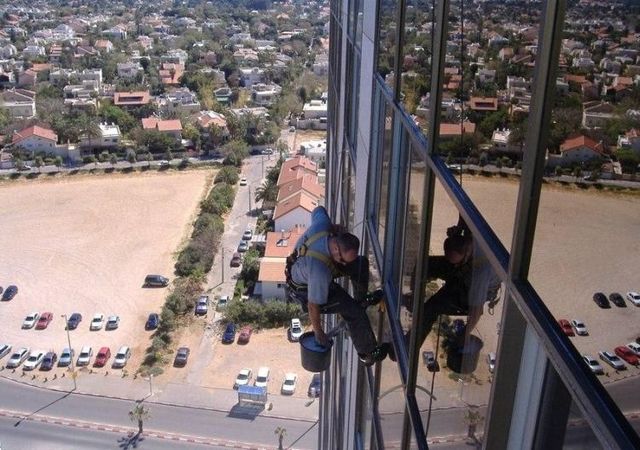 Job for the risk lovers (13 photos)