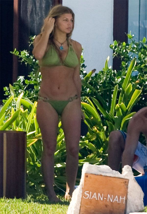 Fergie in bikini (9 photos)