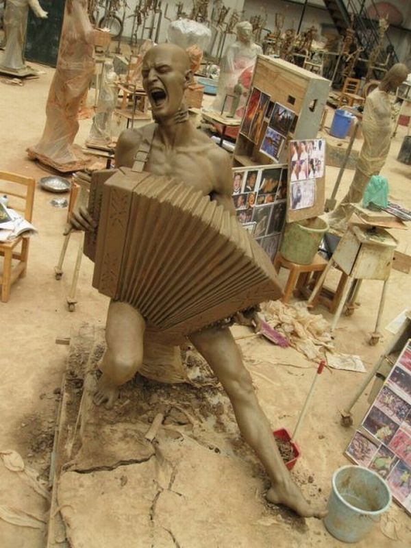 Creepy sculpture (11 photos)