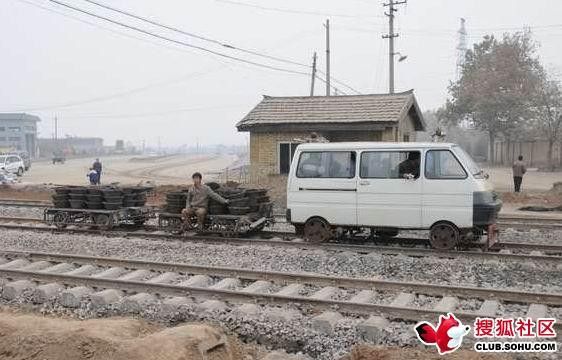 What they drive on rail tracks in China (3 photos)