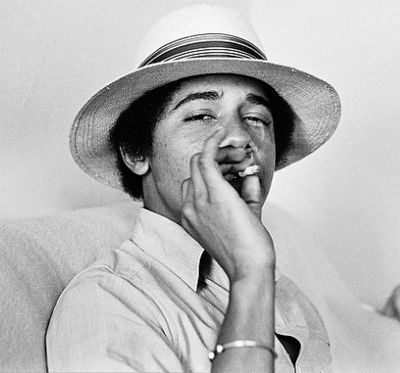 9 pictures of Barack Obama drinking and smoking (9 photos)