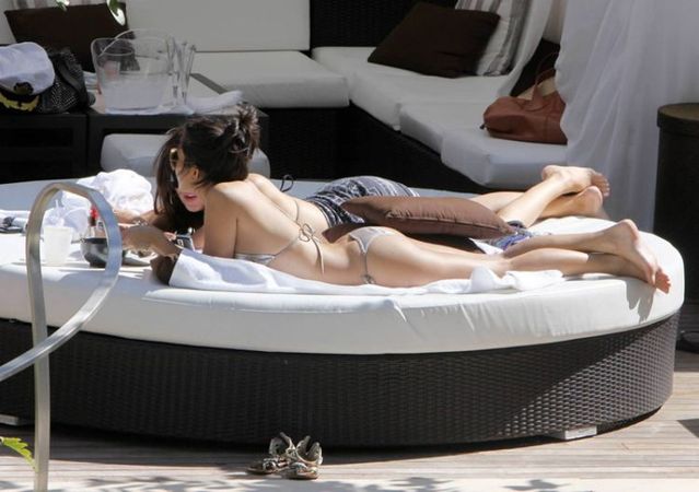 Kourtney Kardashian is on vacation (21 photos)