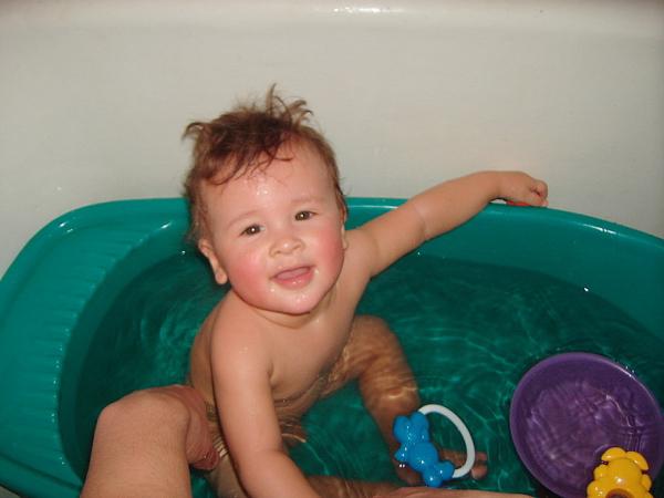 Babies taking a bath (40 photos)