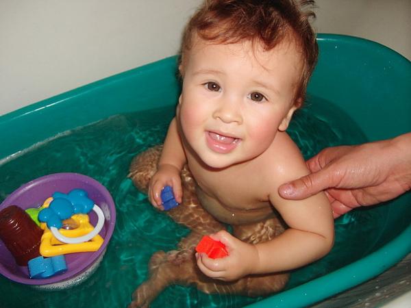 babies-taking-a-bath-40-photos-izismile