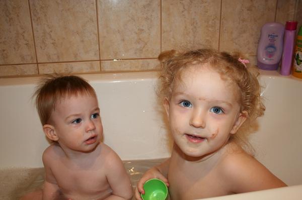 Babies taking a bath (40 photos) 