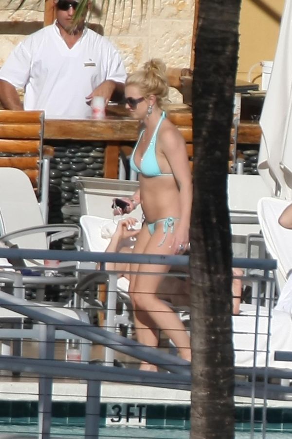 Britney in Bikini  (8 photos)