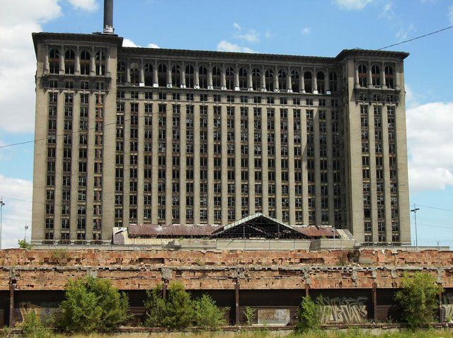 Abandoned Michigan Central Station (15 photos)