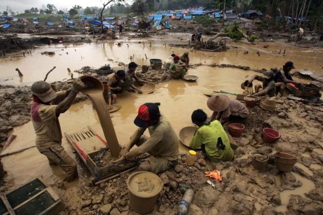 Gold mining in Indonesia. No comment… (9 photos)