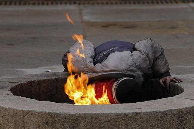 Homeless children take money from the monument for the eternal flame (6 photos)