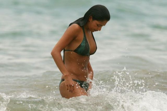 Nicole Scherzinger on the beach (32 photos)