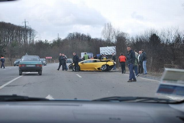 Two almost identical Lamborghinis crashed the same day (8 photos)
