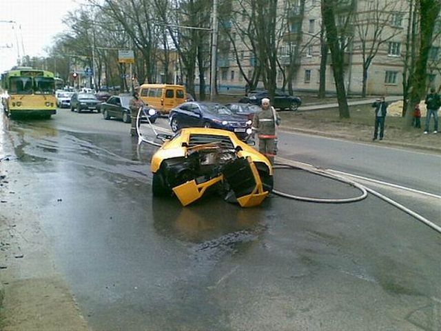Two almost identical Lamborghinis crashed the same day (8 photos)