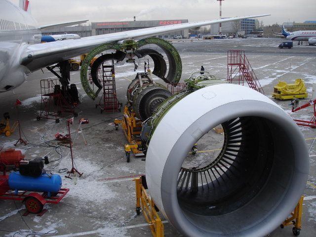 Engine replacement on a Boeing 777 (6 photos)