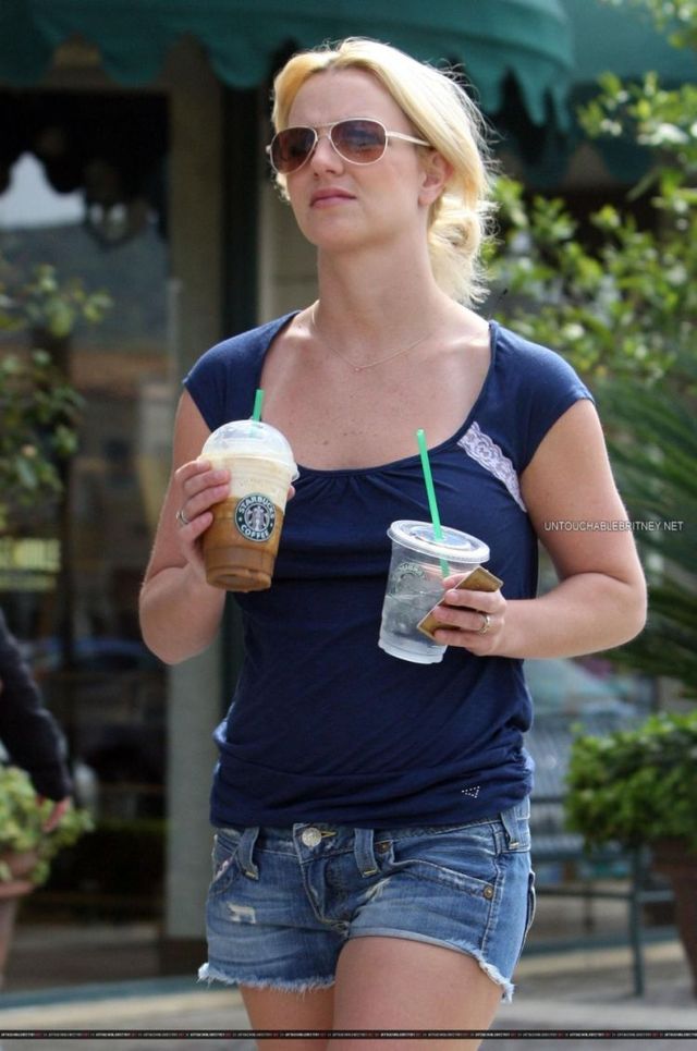 Britney Spears in shorts at starbucks (8 photos)