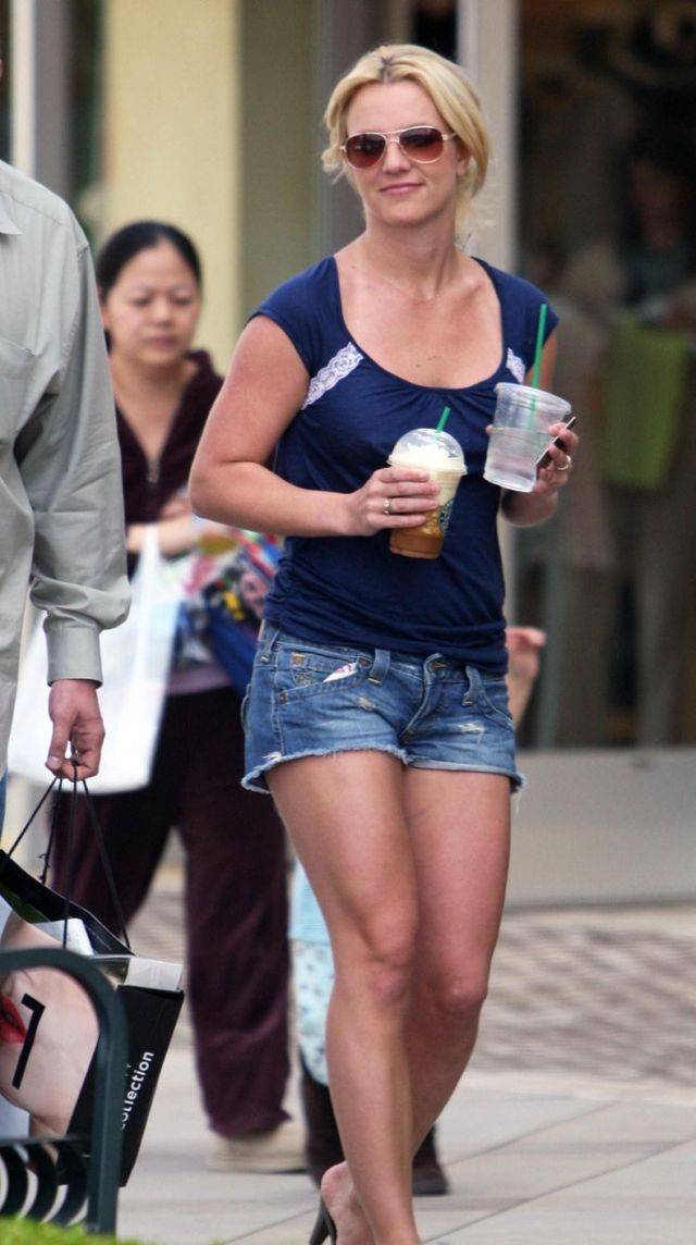 Britney Spears in shorts at starbucks (8 photos)